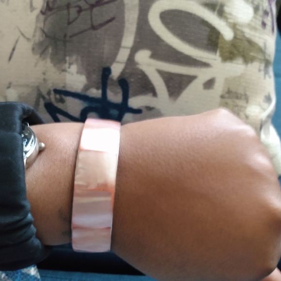 Pink shell bangle - Picture 3 of 3